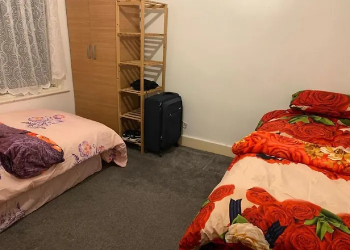 Natural Luxury Bedroom Near St James Street London Rail Station