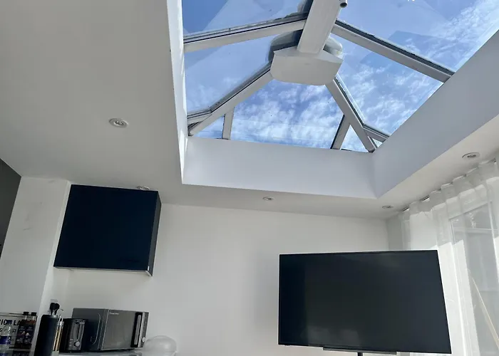 Newly Refurbished 1-Bed Apartment In Croydon Se25 London