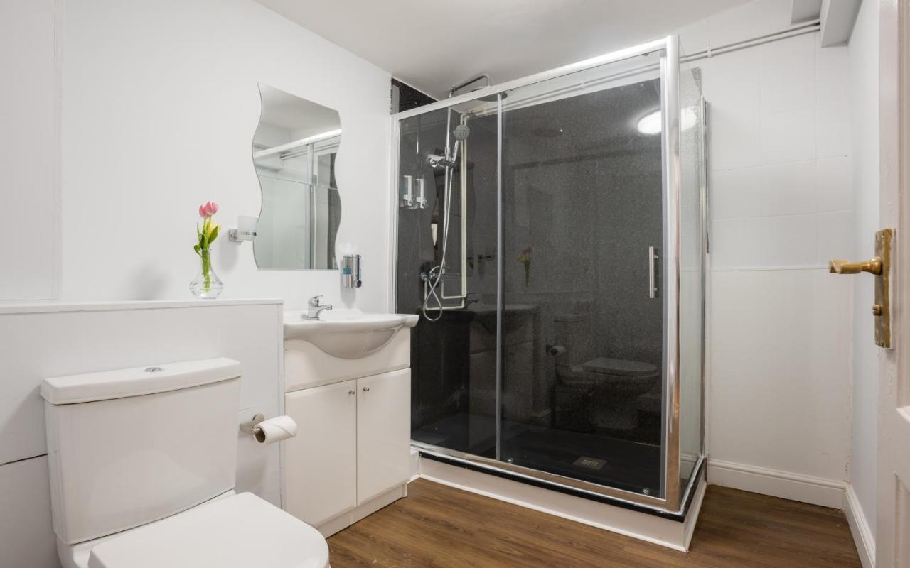 Quadruple Room with Private Bathroom
