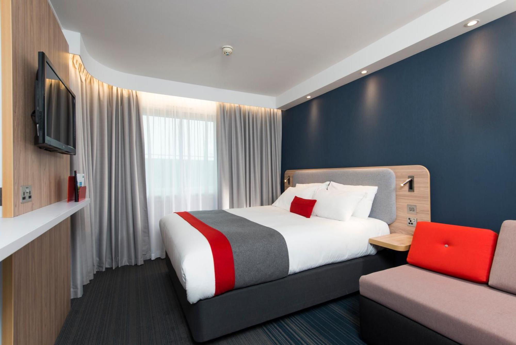 Standard Doppelzimmer mit Einzelschlafsofa und kostenlosem warmen Frühstück