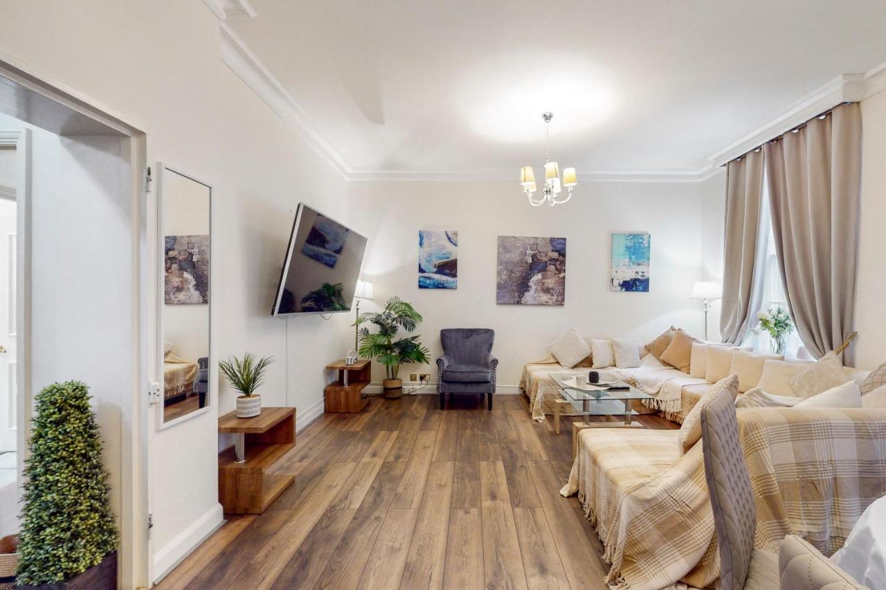 Deluxe Three-Bedroom Apartment