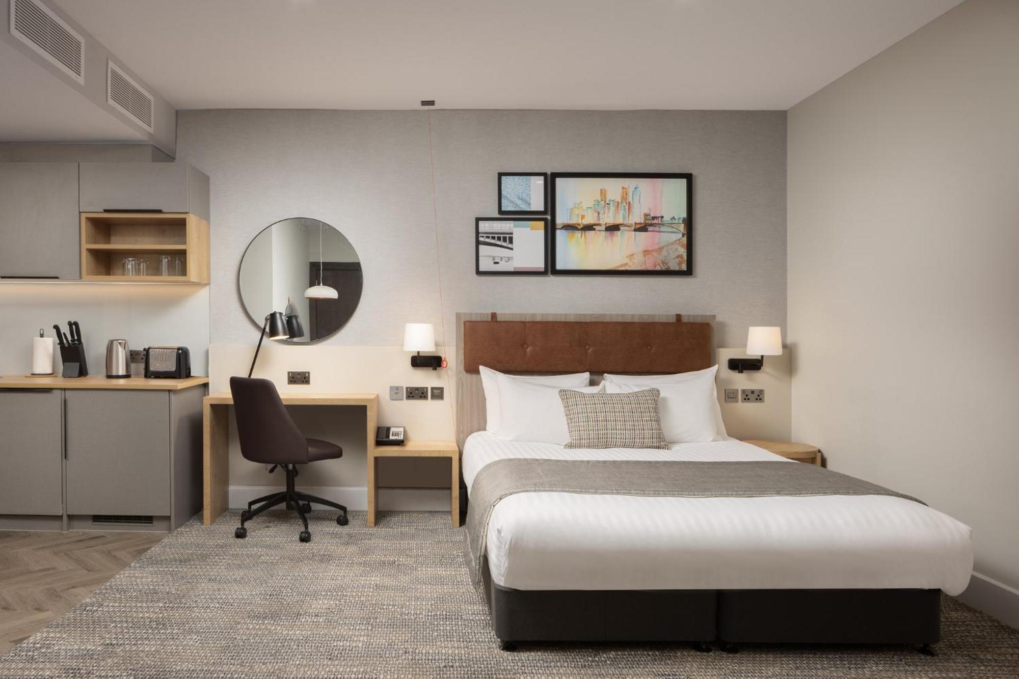 Studio Queen Suite Accessible