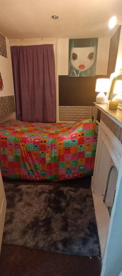 Rom med queen-size-seng og felles bad