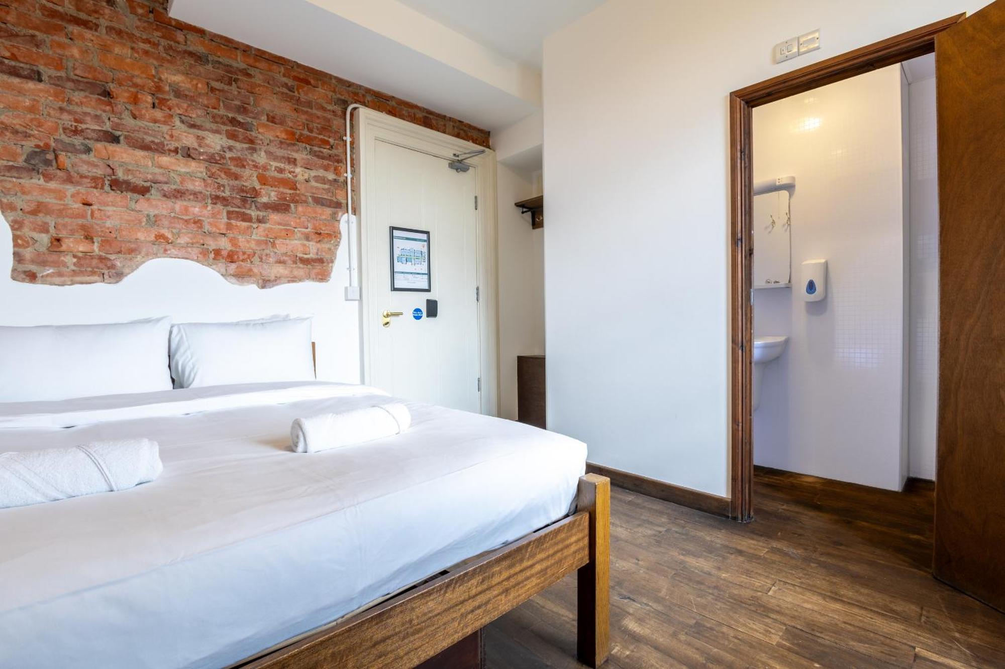 Private Double Room with Private Bathroom