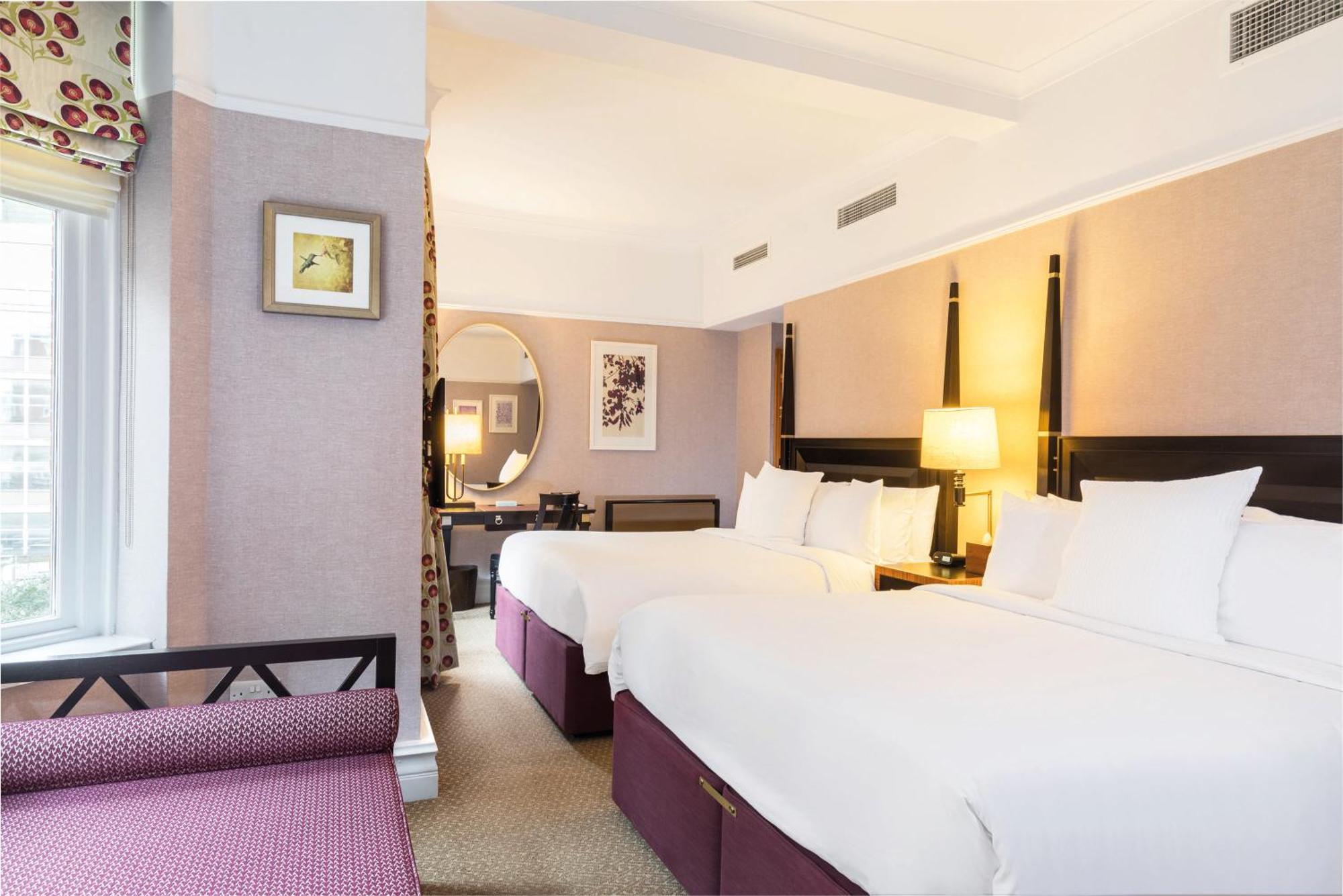 Familienzimmer mit 2 Queensize-Betten und Zustellbett