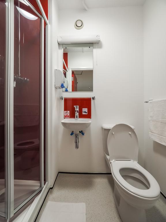 Standard Triple Room En-suite Bathroom
