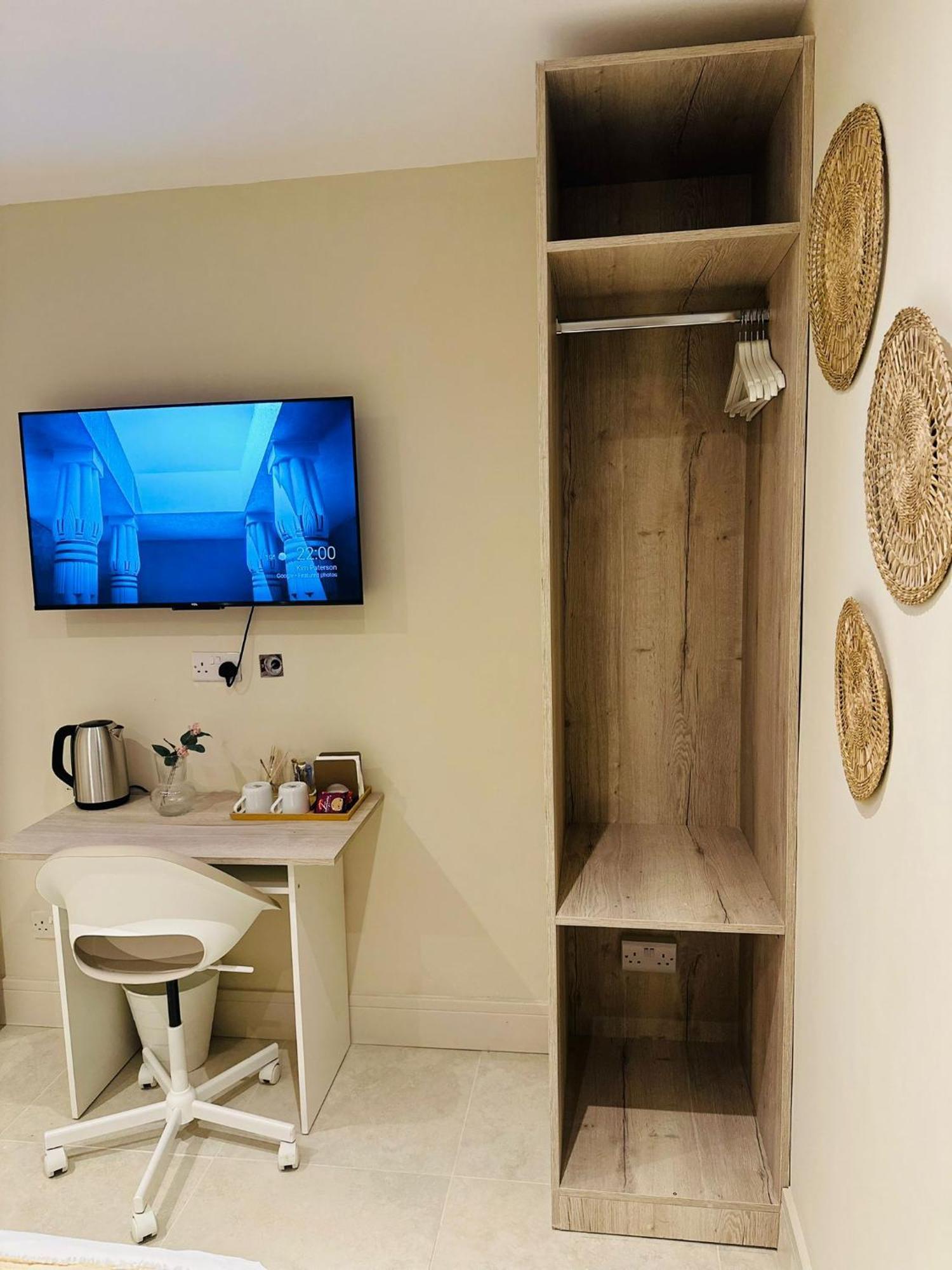 Deluxe Double Room Shower