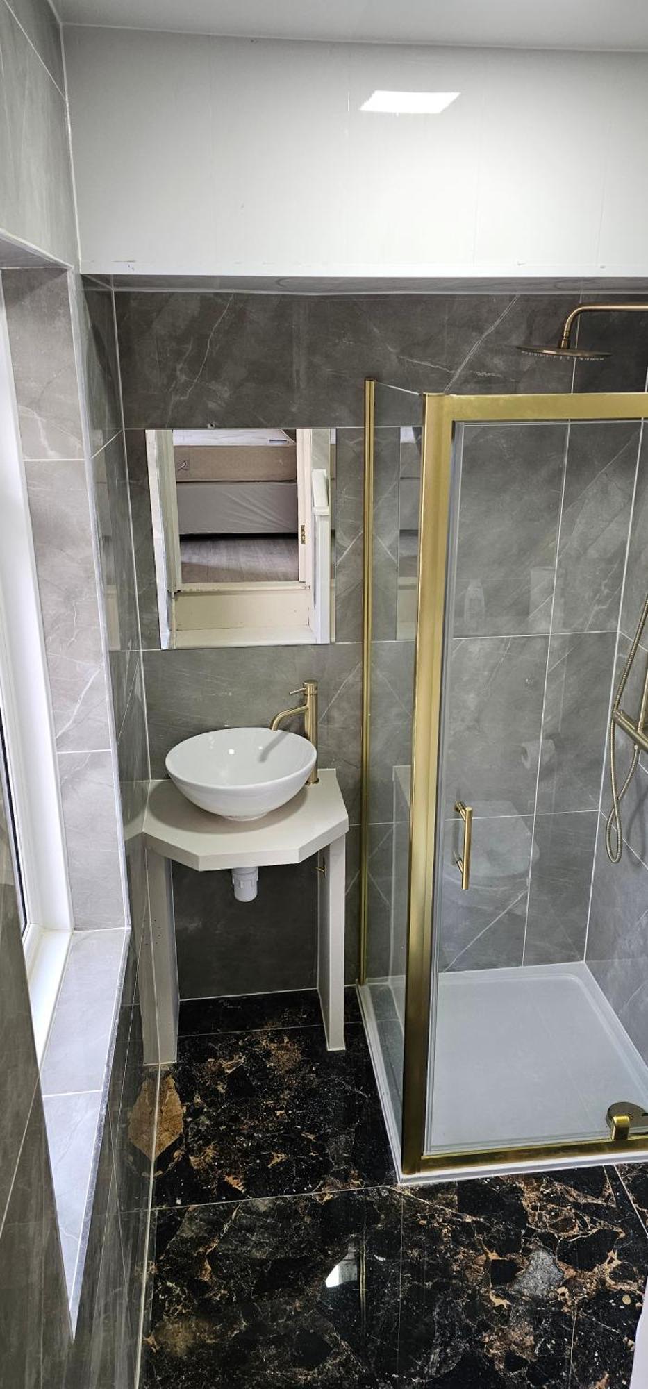 Deluxe Double Room Shower