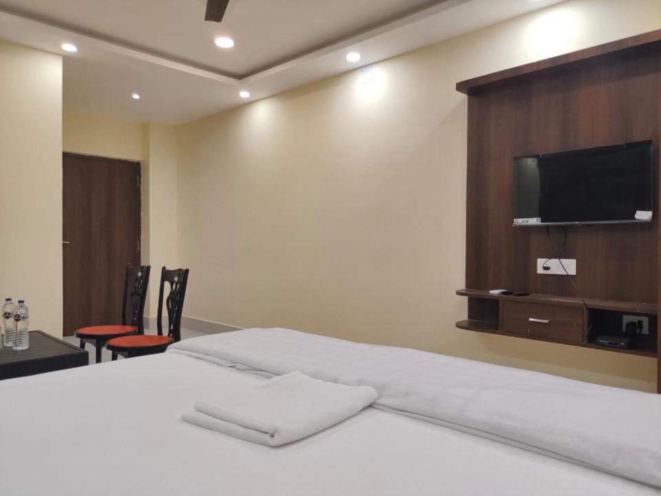 Queen Room with Shared Bathroom,909896086:JPEG
