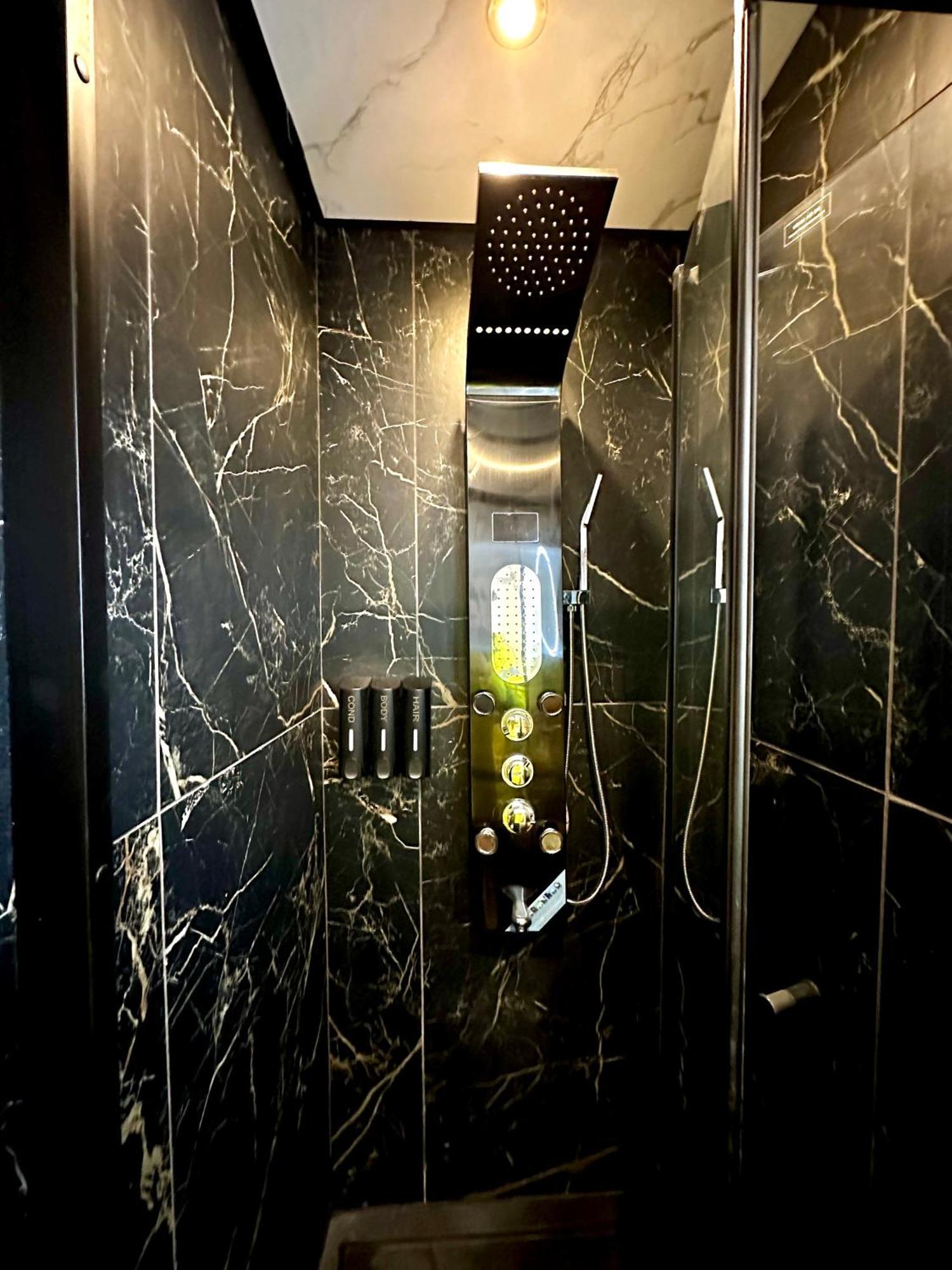 Deluxe Double Room Shower,1639522801:JPEG