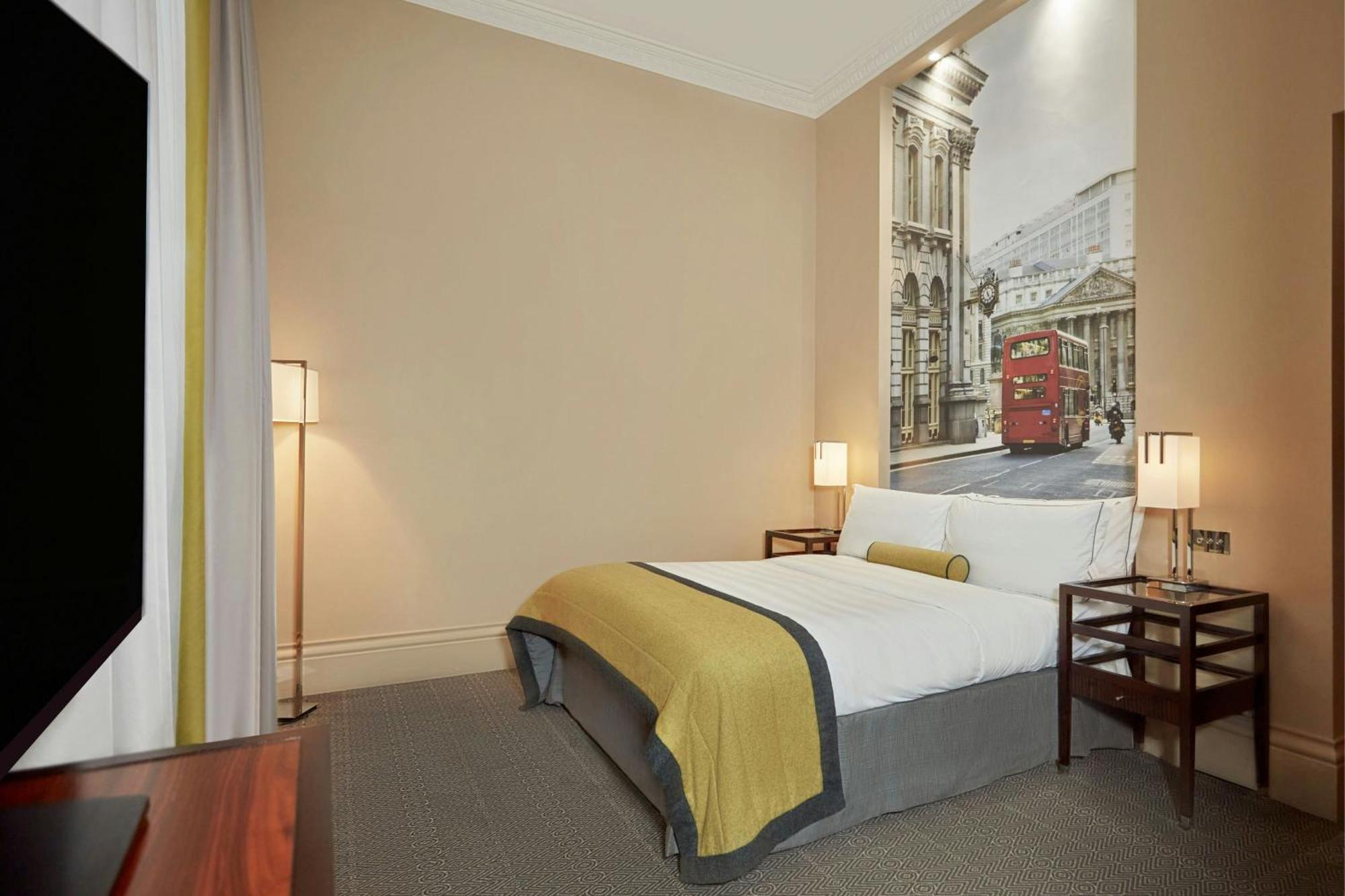Deluxe Larger Guest room 1 Queen