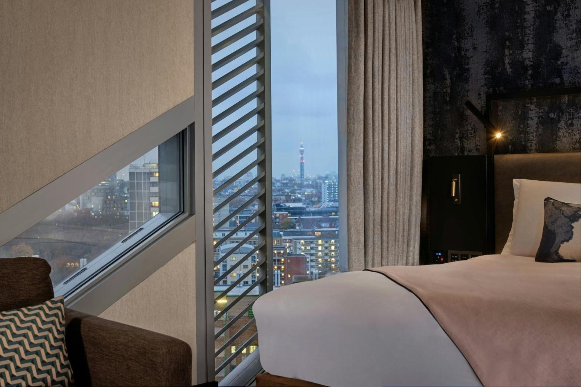 Sky High Double Guest room King or Queen Skyline view