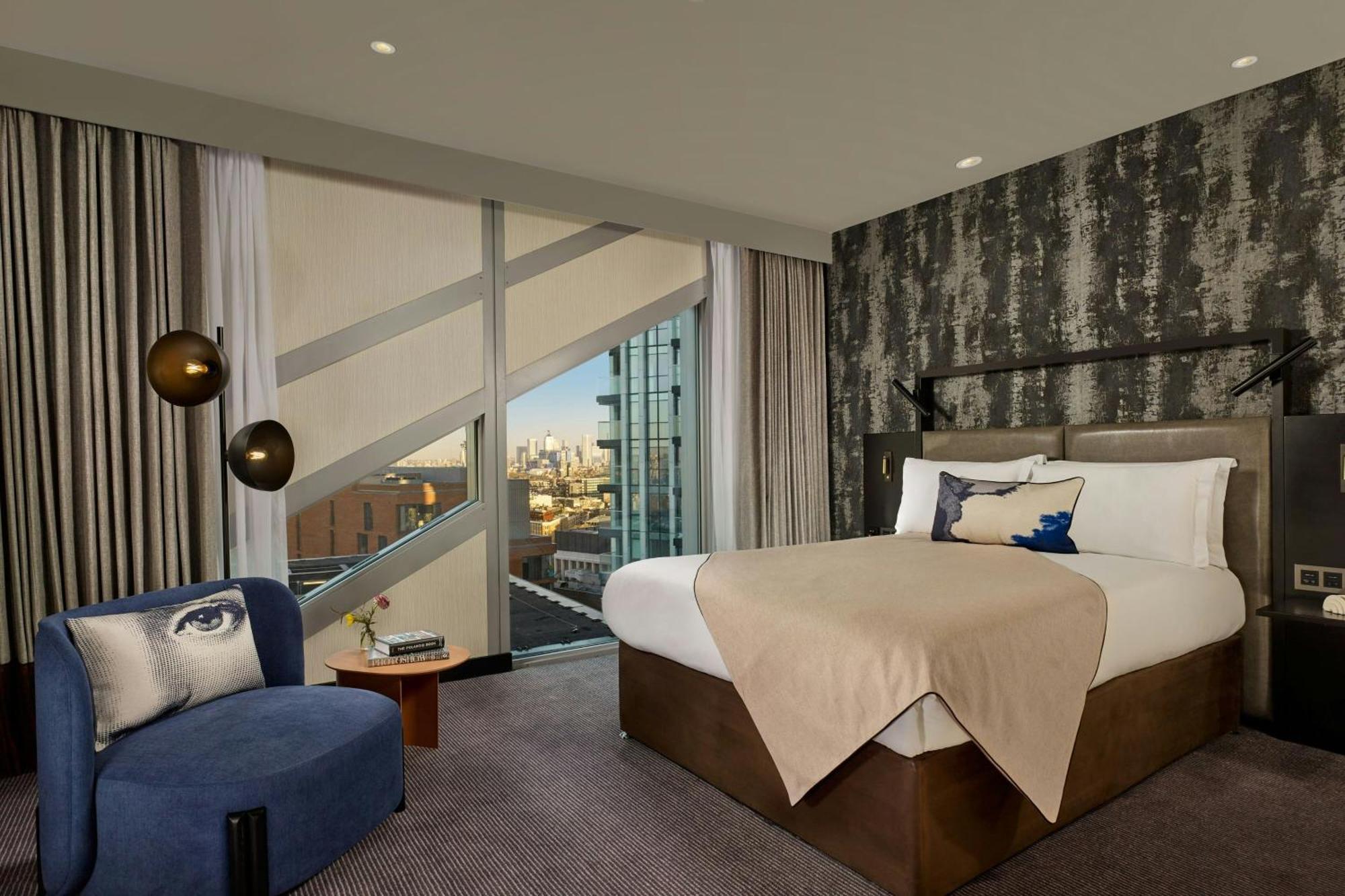 Sky High Double Guest room King or Queen Skyline view