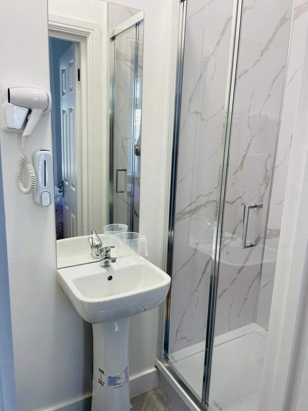 Deluxe Double Room Shower