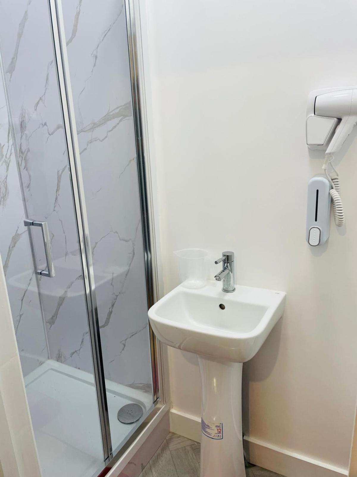 Deluxe Double Room Shower