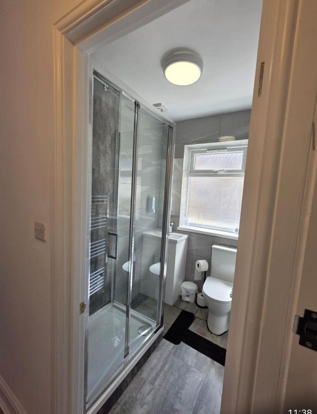 Deluxe Double Room Shower