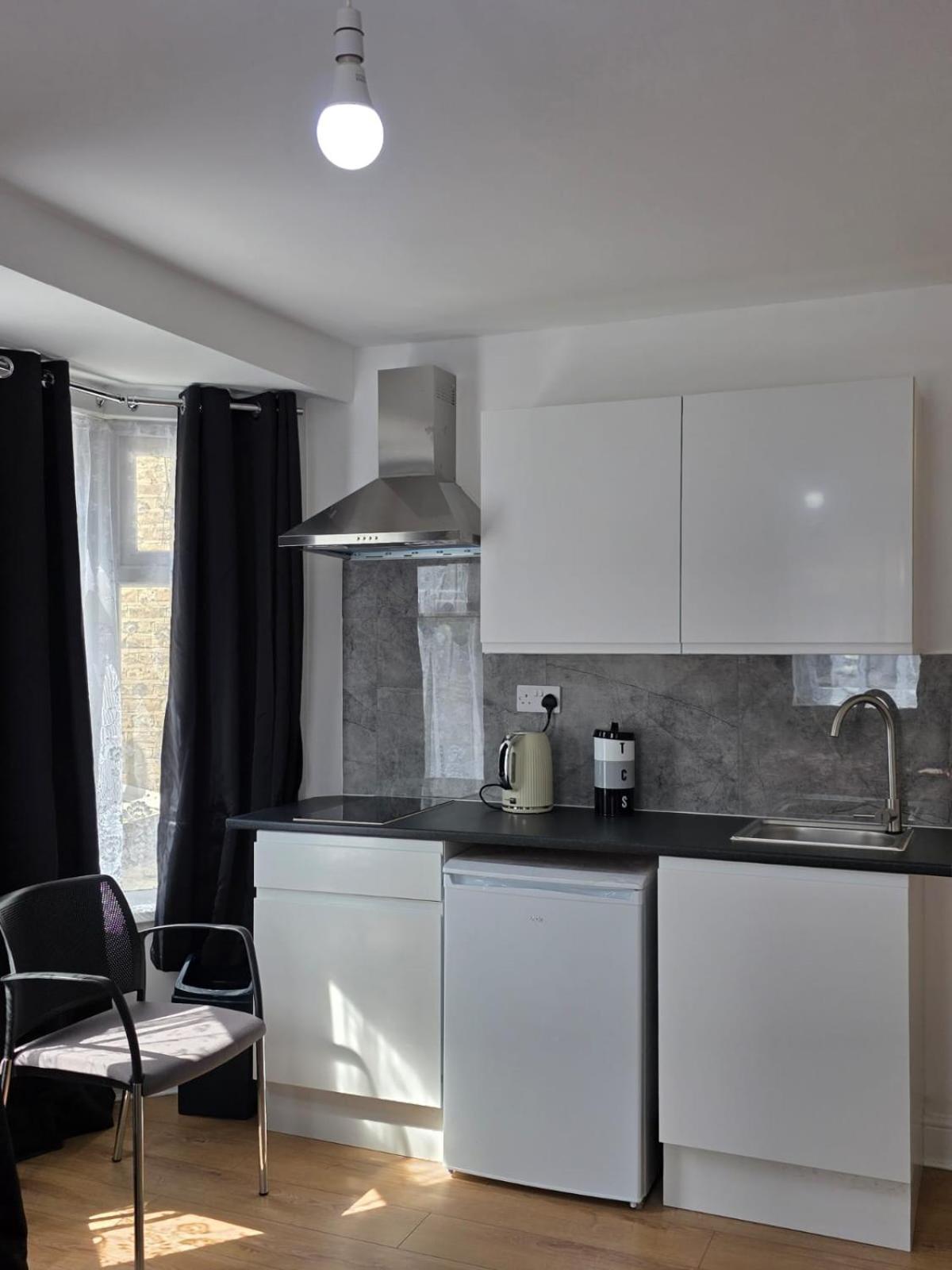 Deluxe Double Room Shower
