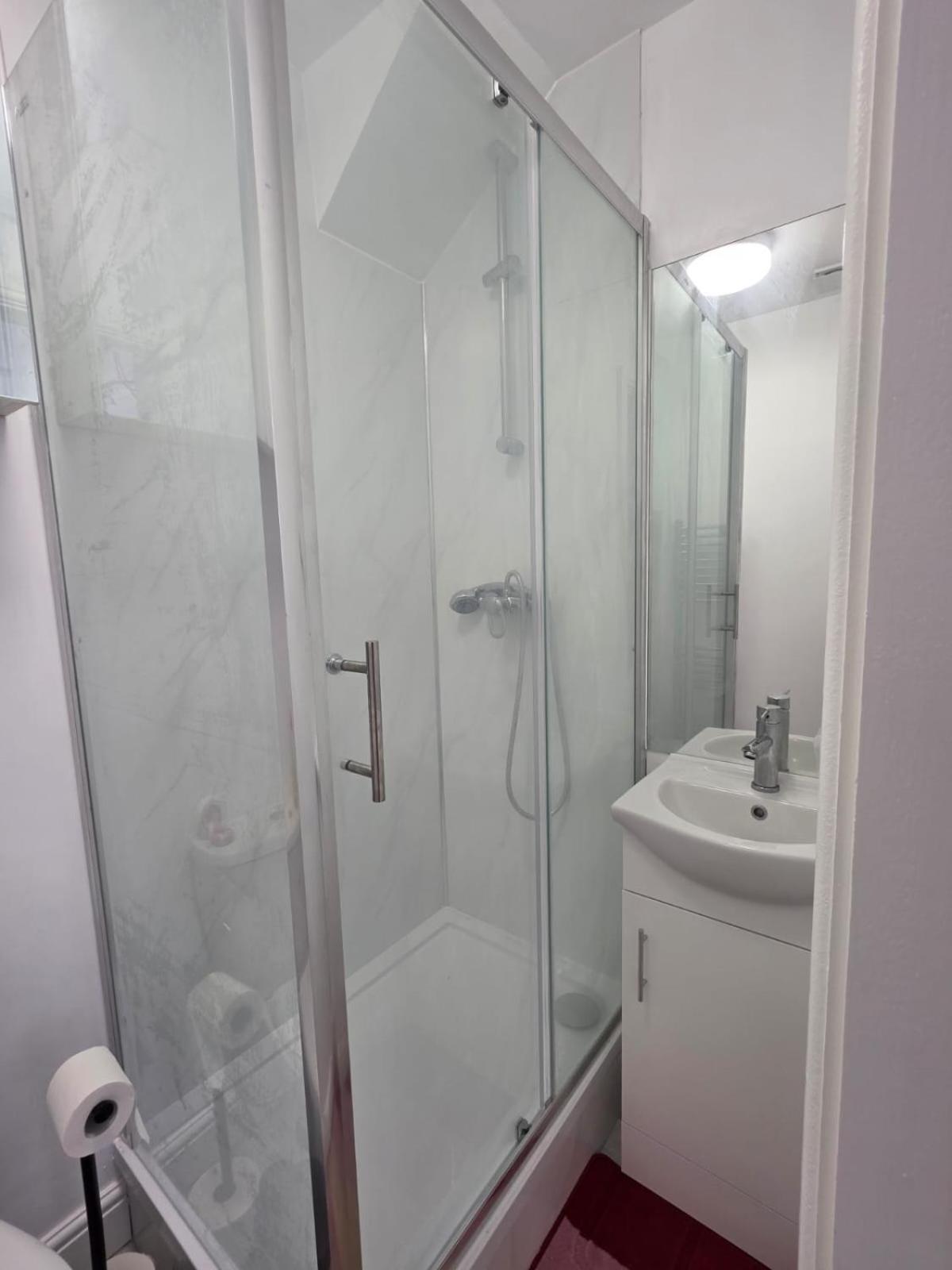 Deluxe Double Room Shower