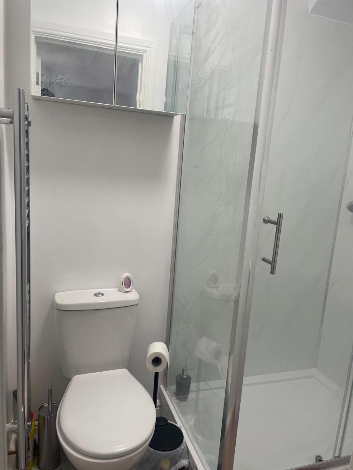 Deluxe Double Room Shower