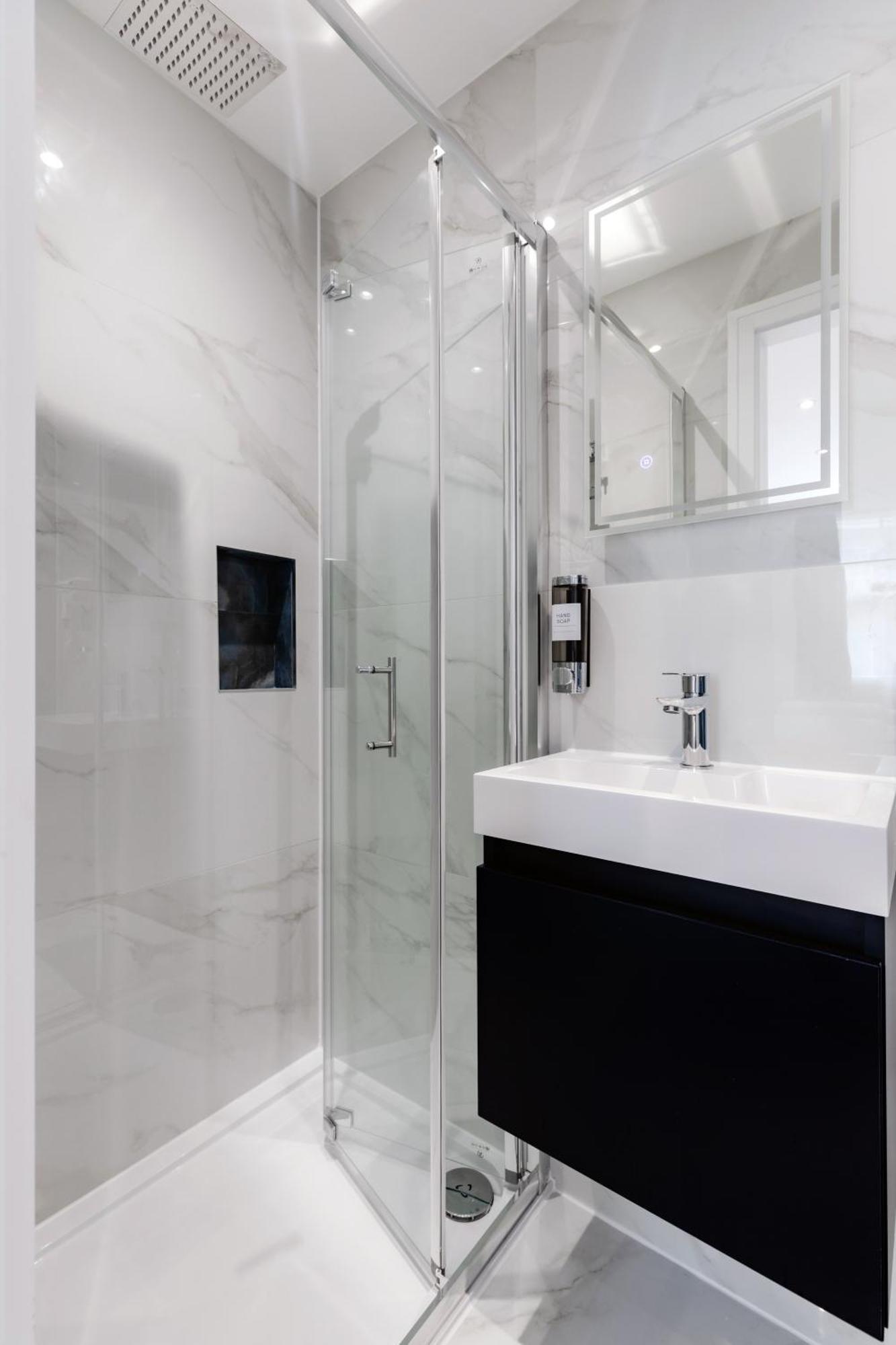 Tweepersoonskamer met 2 Aparte Bedden en Douche