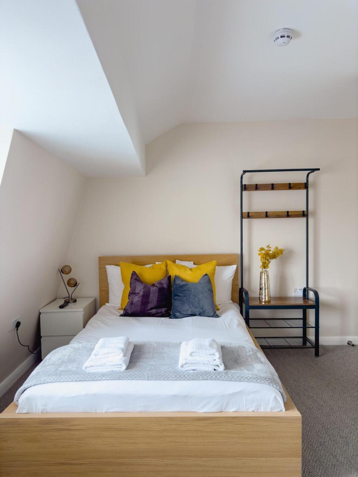 Deluxe One-Bedroom Apartment City View