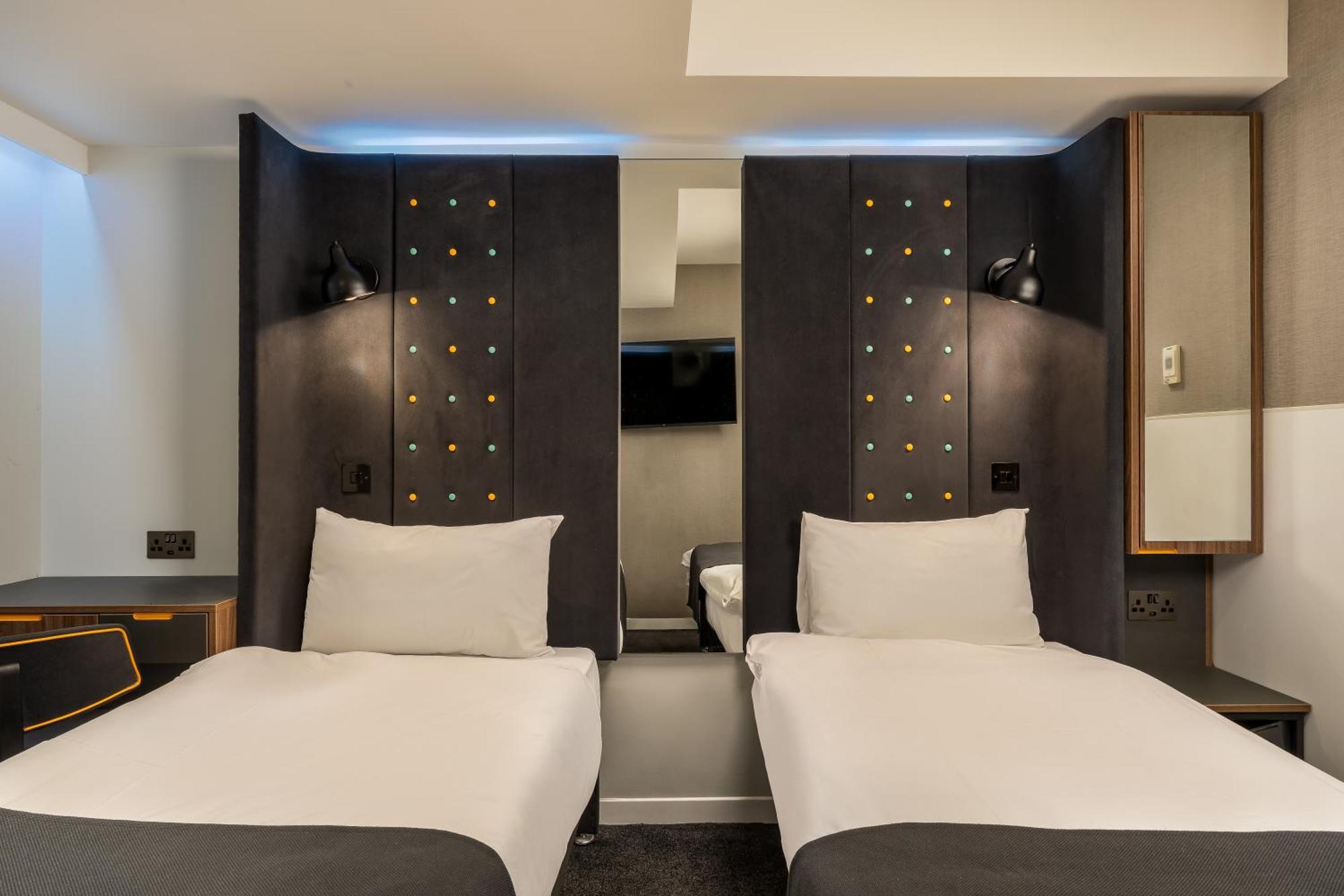 Cosy Twin Room no Window
