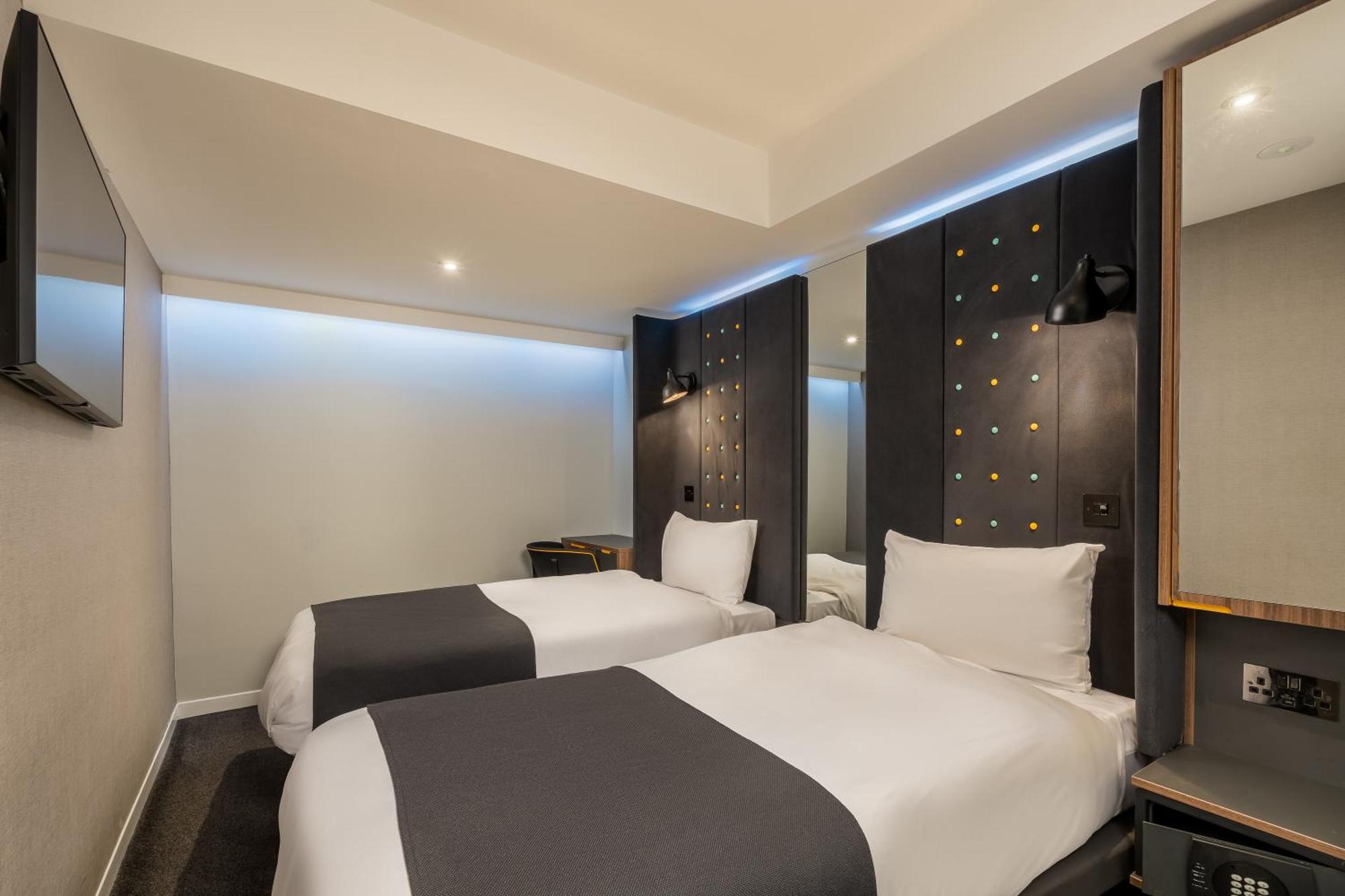 Cosy Twin Room no Window