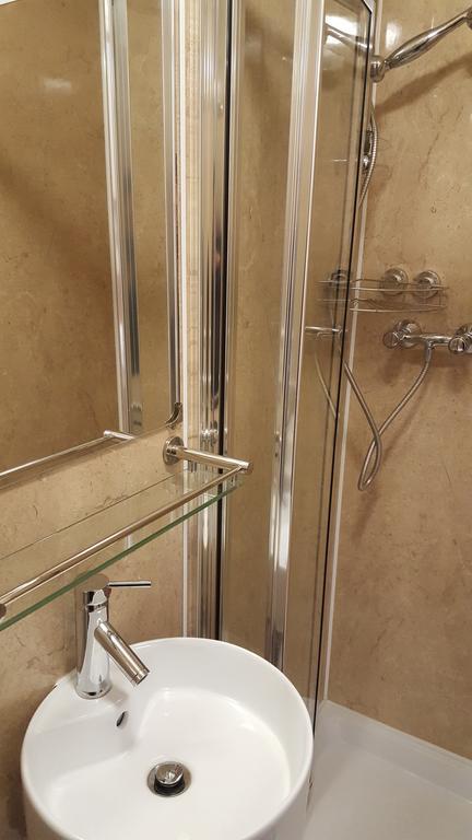 Single Room Bathroom,327643882:JPEG