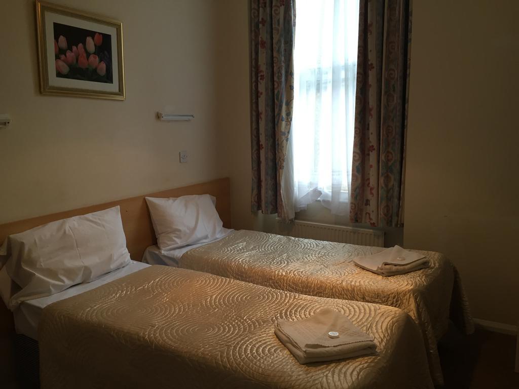 Quarto com 2 Camas de Solteiro Privativo