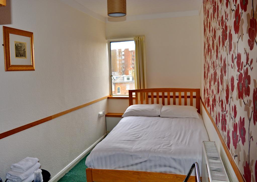 Tweepersoonskamer met Gemeenschappelijke Badkamer