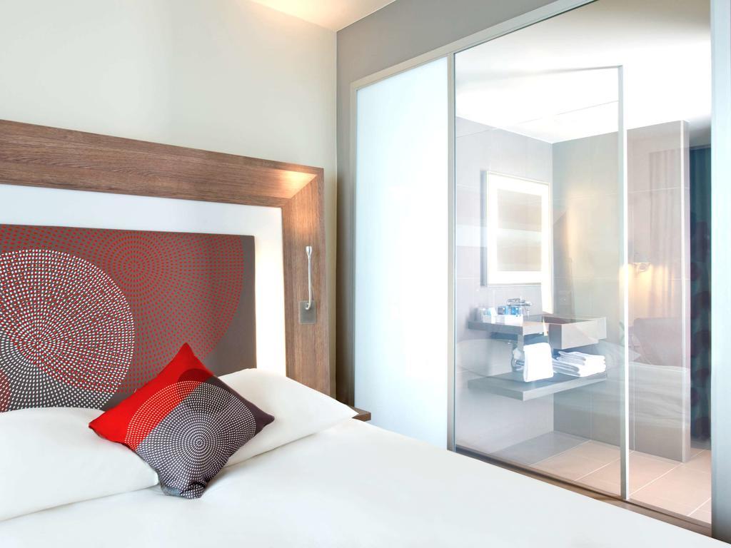 Quarto Queen Premium com 2 Sofás-cama Individuais