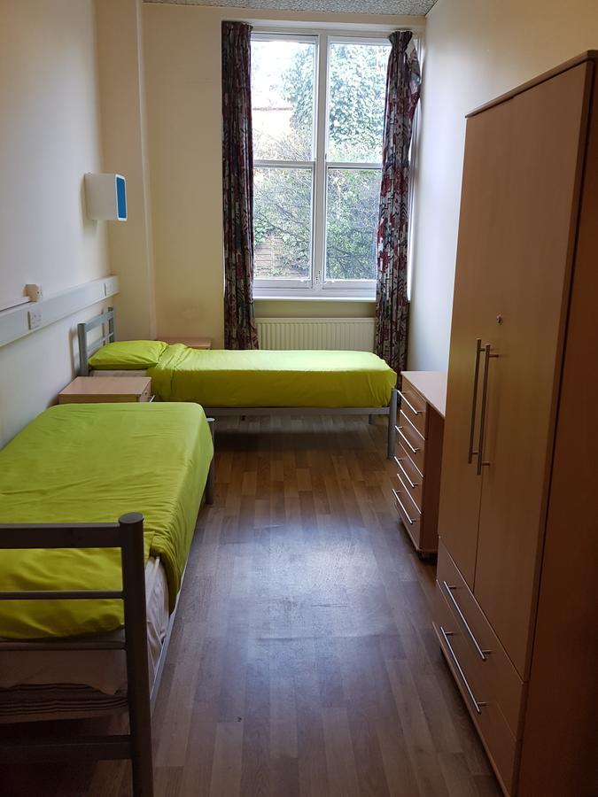 Posto Letto Singolo in Dormitorio Maschile con 2 Letti
