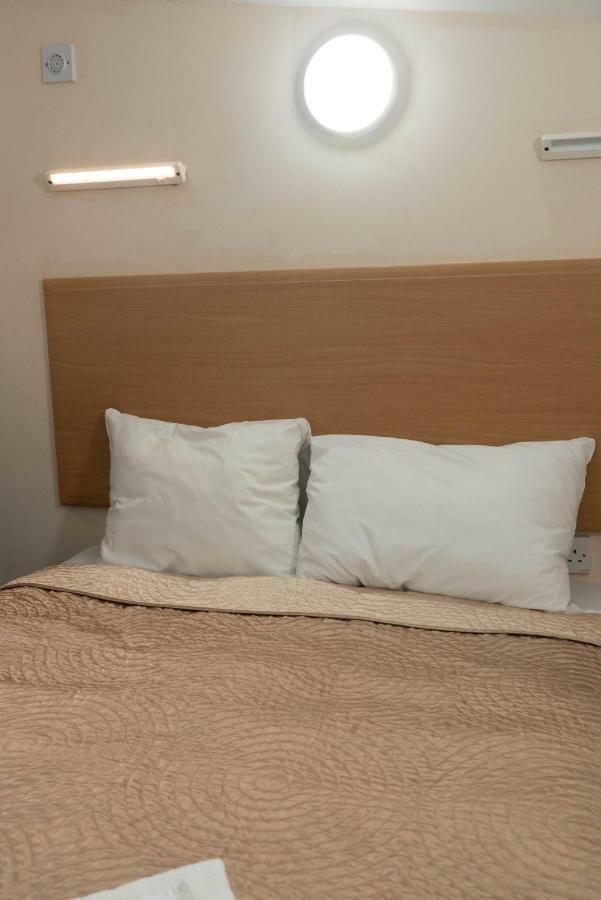 Quarto Duplo Básico com Banheiro Compartilhado