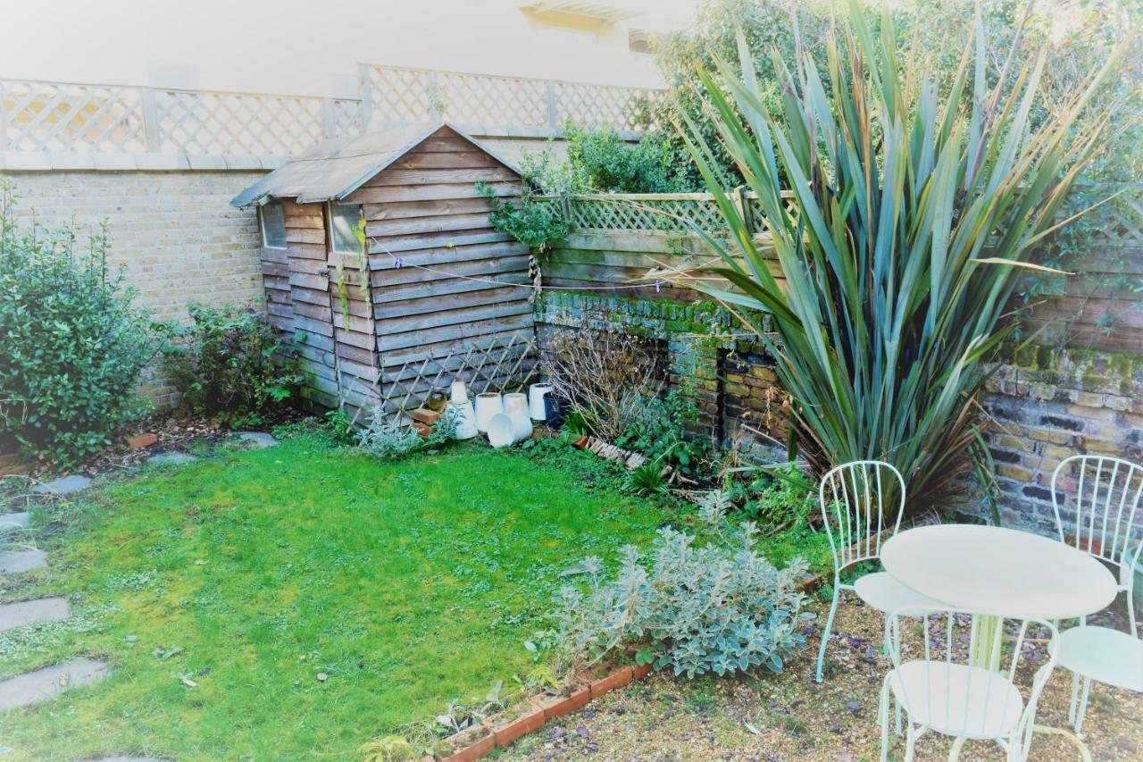 Six-Bedroom House,900891835:JPEG