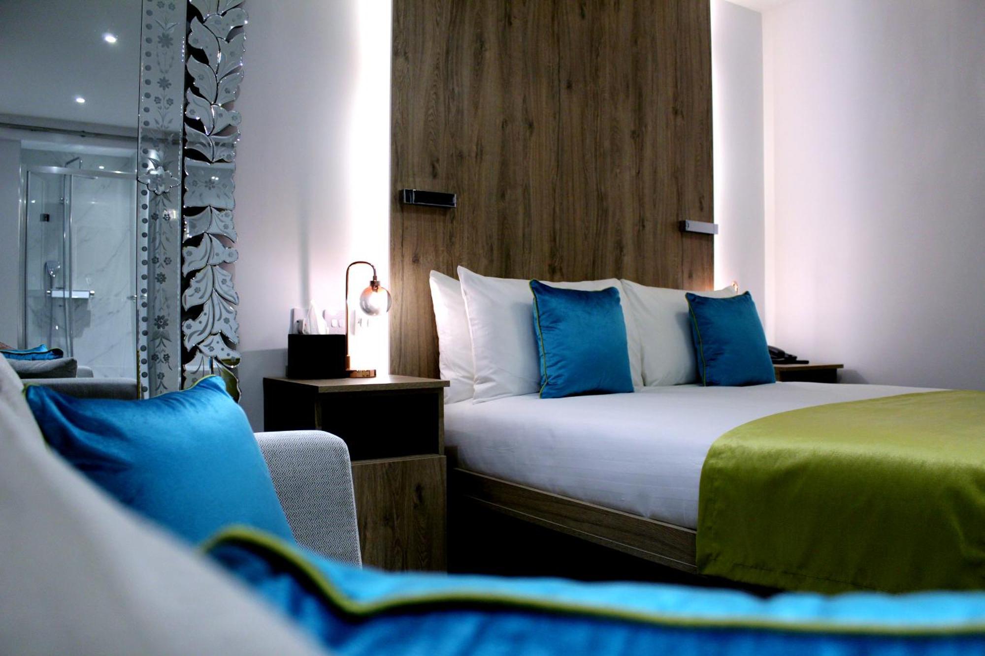 Signature Suite with Jacuzzi,781066356:JPEG