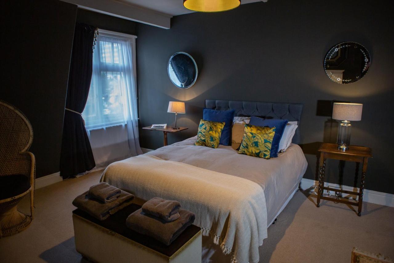 Large Double Room with Shared Bathroom