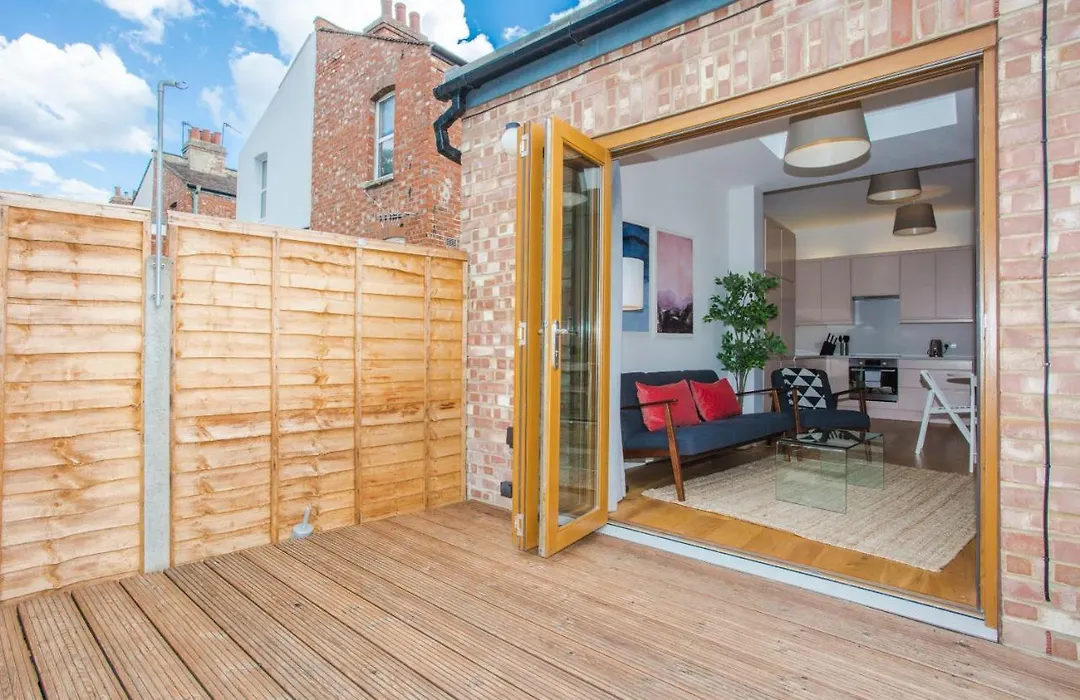 Stylish & Modern 3 Bed Flat In Nw London With Garden-1