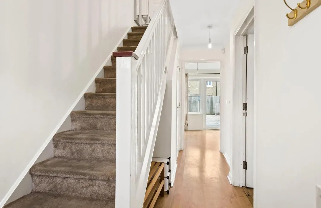 Super 2 Bedroom House Near Canary Wharf, O2 Arena & London Excel For 5 People-1
