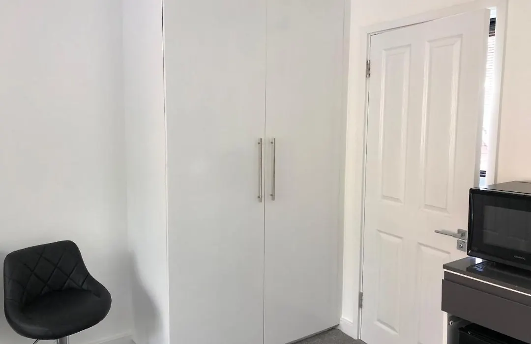 Self Contained Ensuite Double Bedroom With Own Entrance Free Off Street Parking-1