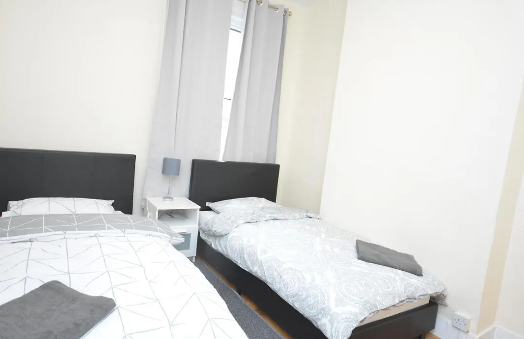 Cheerful 4 Bedroom House In Greater London-1