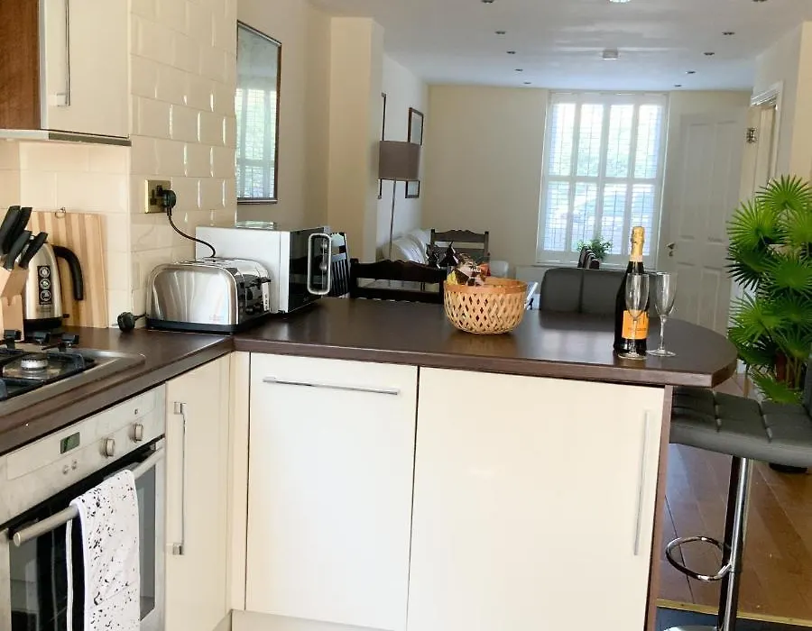 Battersea Wharf Is A Large 3 Bedroom Townhouse In Battersea-1
