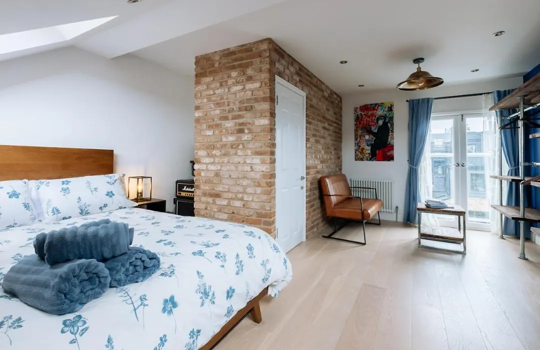 Luxury And Bright Bedrooms In Queens Park-1