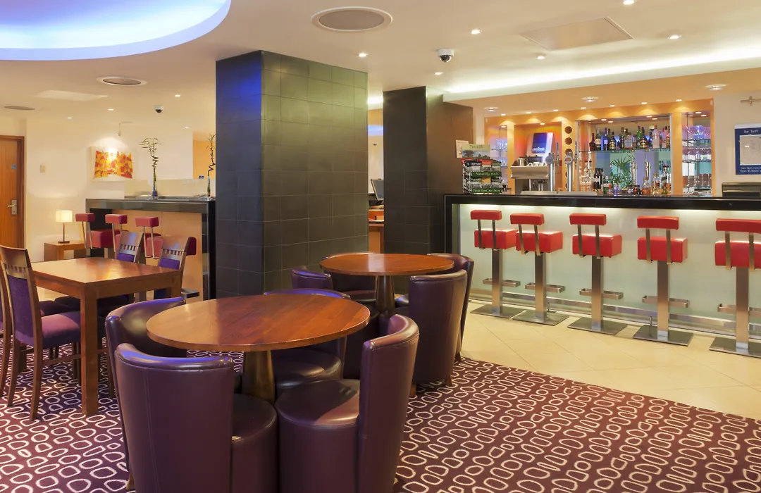 Holiday Inn Express London-Swiss Cottage-1