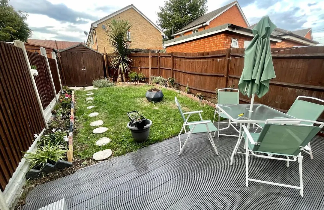 Stunning 3 Bedroom Family House In London, Private Parking And Garden, With Great Transport Links To Central London, The Excel Centre, Canary Wharf, The O2!-1