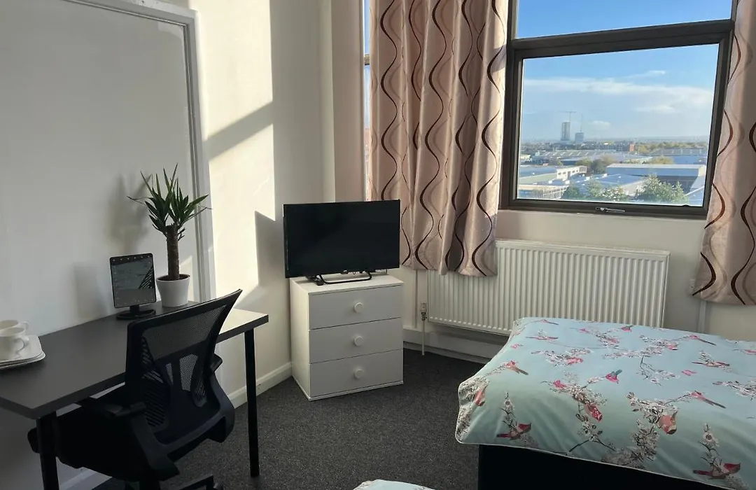 Mj Serviced Apartment London- X Large Double Room For 3 Guest -Skyline View-Close To Wembly-1