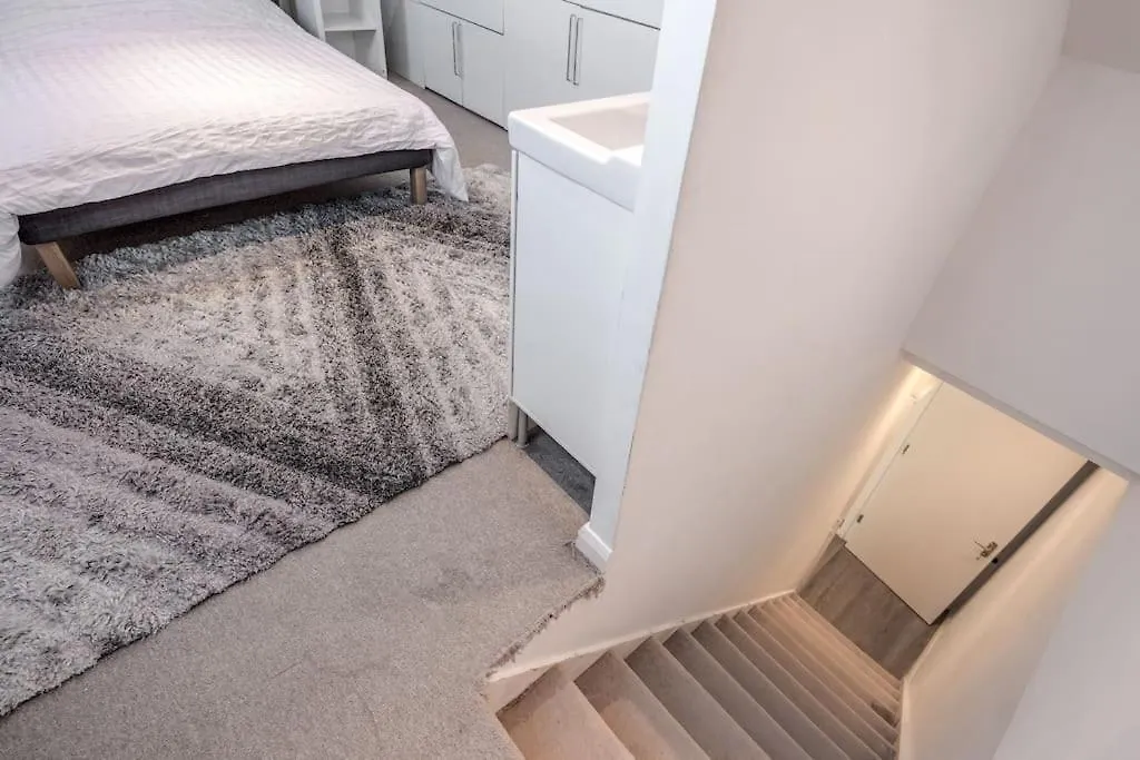Spacious 5 Bed, 2 Bathrooms House With A Private Garden-1