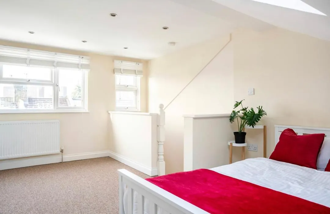2 Bed Terraced House With Loft In Stratford London-1