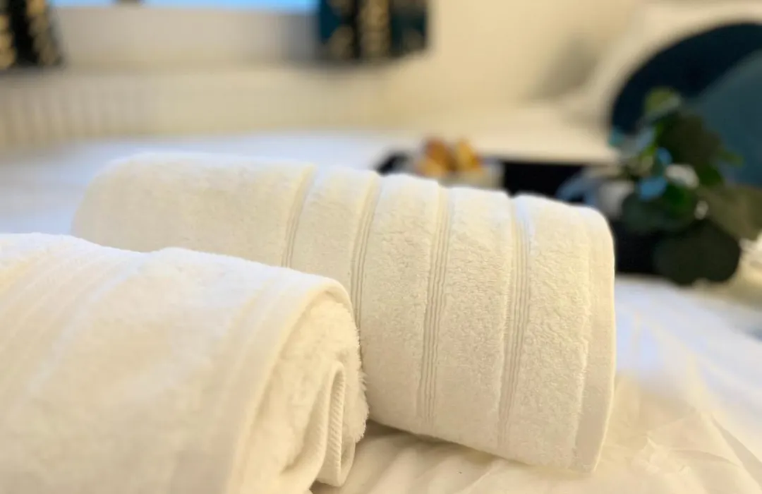 Cosy Trio: Flexible Stay Near Mall with Parking-1