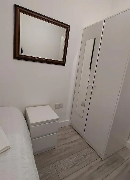 Double En-Suite Room Available In 3 Bed Apt-1