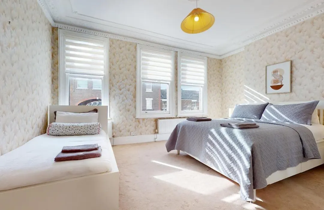 Cheerful 4 Bedroom Victorian House With Back Courtyard-1